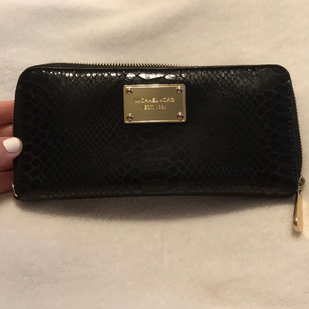 MICHAEL KORS Black Snakeskin Zipper Wallet